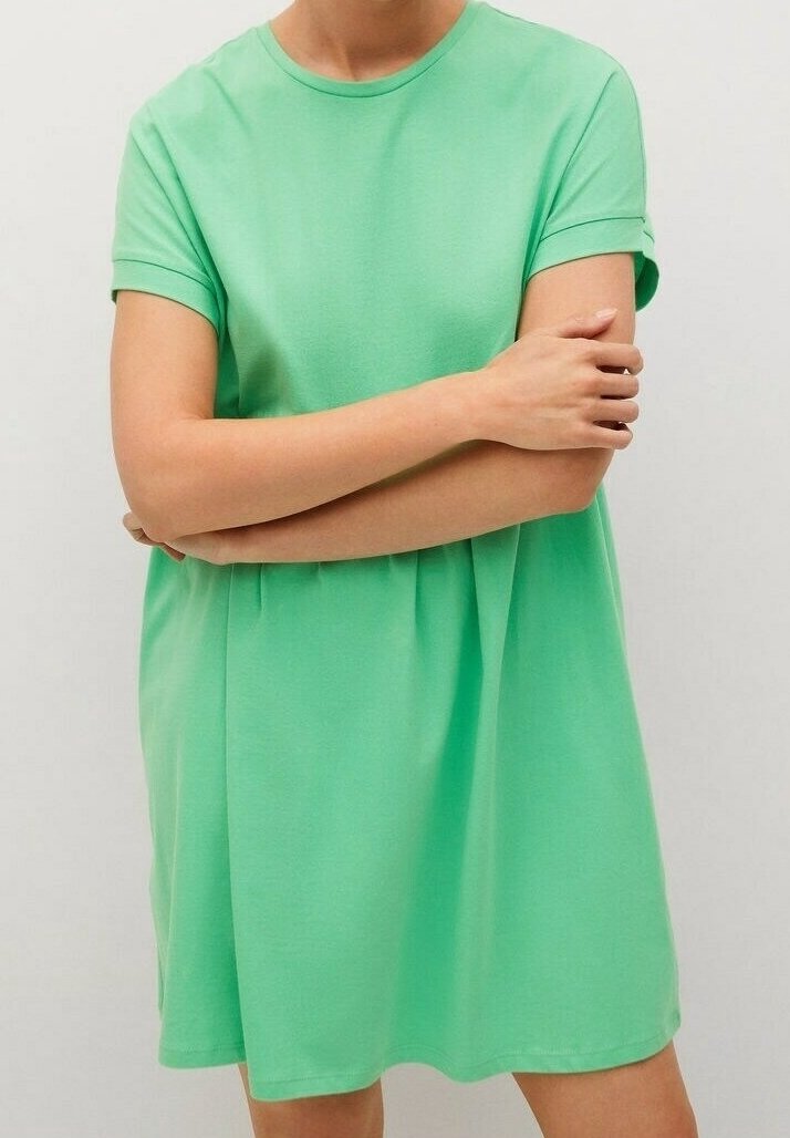 Robe t-shirt courte verte en coton. Elle présente un col arrondi, des manches courtes et une coupe décontractée avec de légers fronces à la taille.