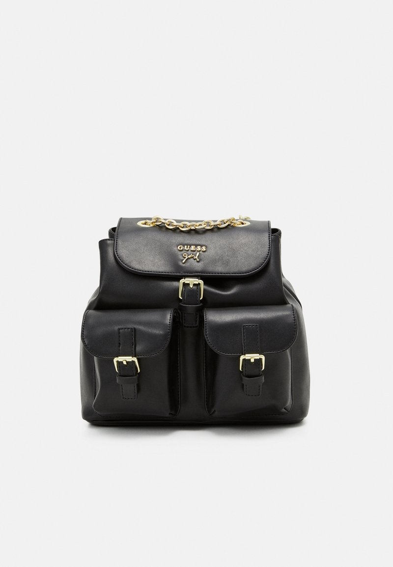 Sac à dos en cuir noir avec poignée chaîne dorée, deux poches avant à boucles et logo "GUESS girl" sur le rabat, présenté sur fond blanc.