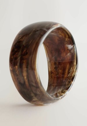 Transparenter brauner Harzarmreif mit glatten, runden Kanten. Verfügt über marmorierte Muster und eine polierte Oberfläche für ein glänzendes Erscheinungsbild.