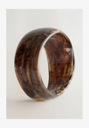 Transparenter brauner Harzarmreif mit glatten, runden Kanten. Verfügt über marmorierte Muster und eine polierte Oberfläche für ein glänzendes Erscheinungsbild.