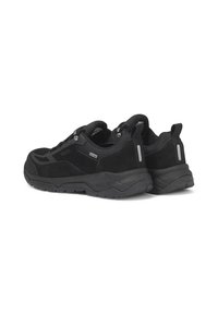 Chaussures de randonnée noires présentant un dessus en suede texturé, des accents en maille et une semelle en caoutchouc robuste avec des détails réfléchissants et un design solide.