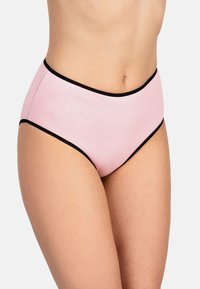 Růžové kalhotky s vysokým pasem a černým obšitím. Hladký povrch a elastický materiál, jednoduchý design bez vzorů nebo zdobení.