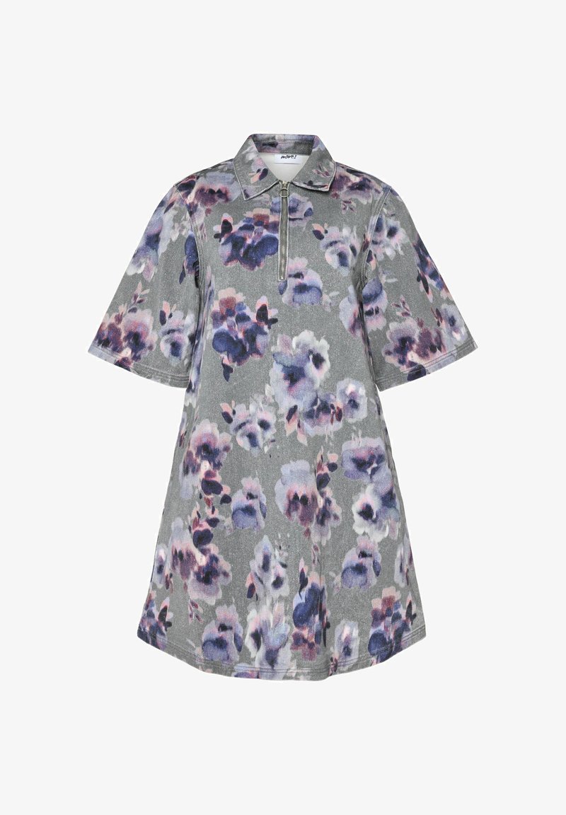 Robe polo florale grise avec des fleurs violettes et roses. Elle a un col zippé mi-long et des manches courtes. Tissu doux avec une coupe décontractée.