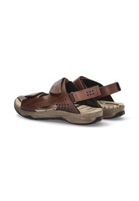 Sandalias de cuero marrón con correas ajustables, acentos perforados, suela texturizada y plantilla acolchada. Presenta un diseño robusto para mayor comodidad.