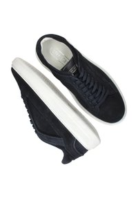 Marineblauwe suède sneakers met een witte rubberen zool, voorzien van ronde veters en getextureerde zijaccenten. Het ontwerp is laag en stijlvol.