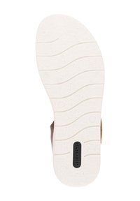 Bruine leren sandaal met een gestructureerde, witte rubberen zool met een golfpatroon en een zwart logo-label nabij de hiel.