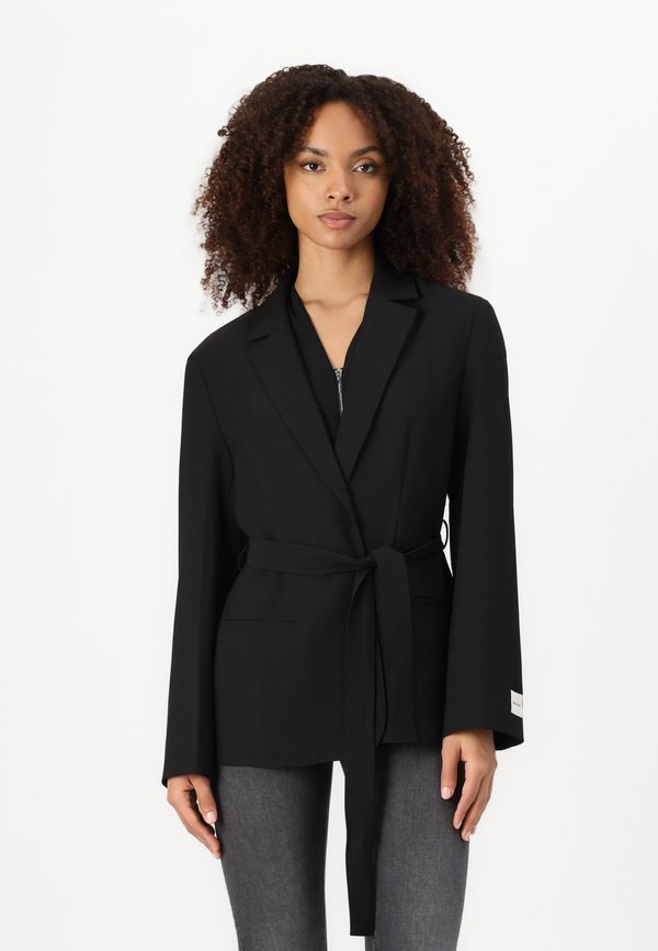 TRAVEL BELTED BLAZER - Blazer