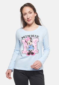 Camicia a maniche lunghe blu chiaro con grafica di Minnie Mouse, dettagli rosa, scritta in caratteri grandi e design dal taglio rilassato.