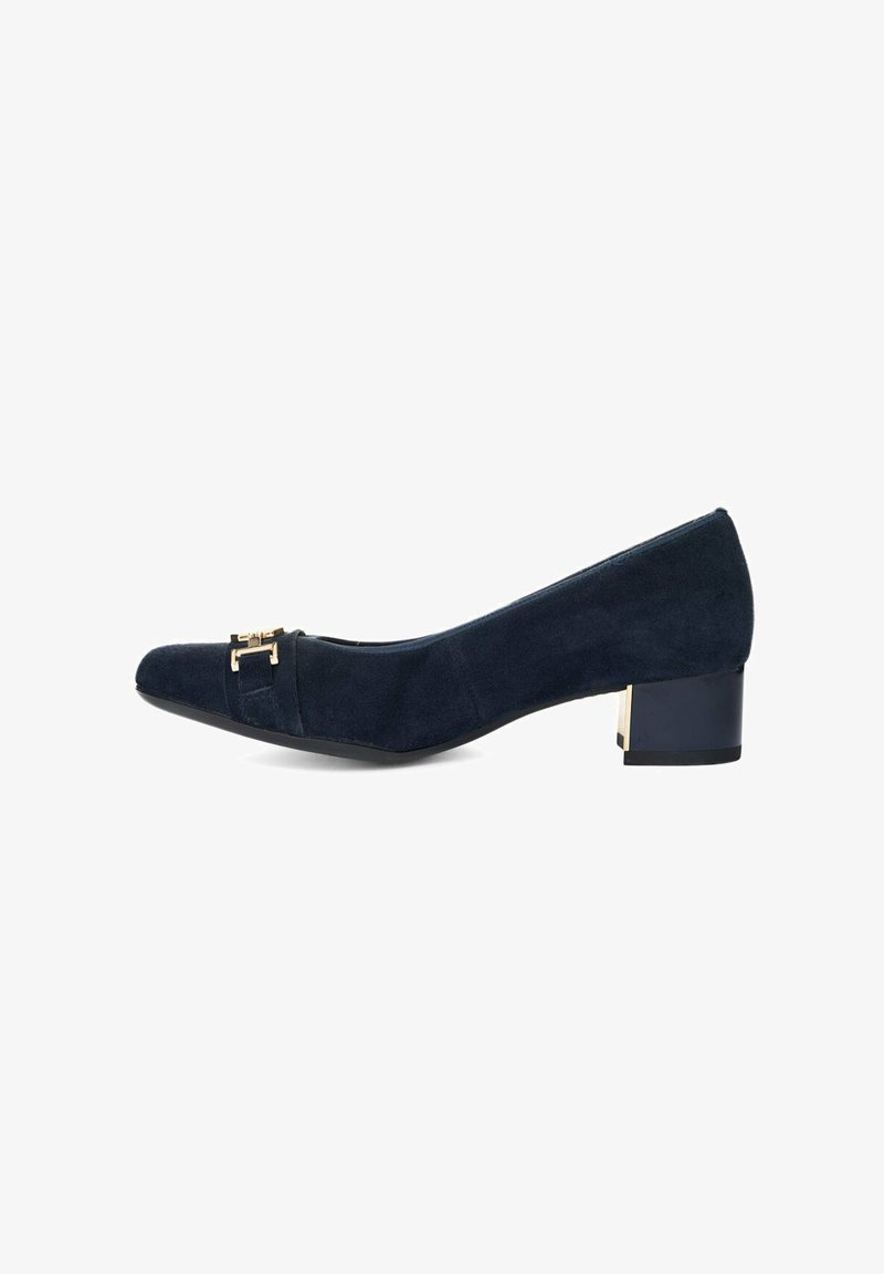 Navyblauwe suède pump met een vierkante neus en een lage blokhak. Bevat een goudkleurige gespdetails op de voorkant en een gladde zijkant.