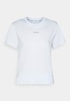 MINI STUD LOGO KNOT FRONT TEE - Apdrukāts T-krekls - rain