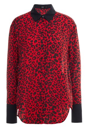Koszula na długi rękaw zapinana na guziki z czerwono-czarnym wzorem w panterę, czarnym kołnierzykiem i czarnymi mankietami.