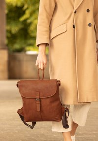 Gusti Leder KIERAN - Nahrbtnik - mittelbraun