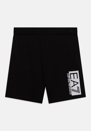 Czarne szorty wykonane z miękkiego materiału, wyposażone w elastyczny pas, boczne kieszenie oraz biały nadruk graficzny na dolnej prawej nogawce.