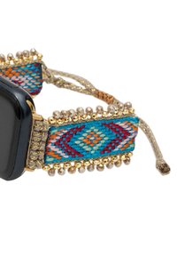 Černé chytré hodinky s multibarevným tkaným páskem s geometrickými vzory, zlatými akcenty a průhlednými korálky na okrajích.