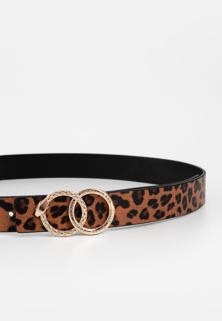 Cintura a stampa leopardata in ecopelle con una superficie liscia; presenta due fibbie rotonde in metallo color oro.