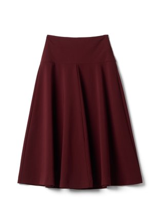 Gonna a vita alta a campana di colore rosso scuro con ampia fascia in vita e tessuto liscio e fluente che si estende fino a metà polpaccio.
