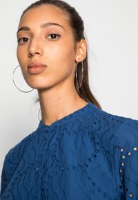 YAS YASBIM DRESS VIP - Vestido de dia - navy peony