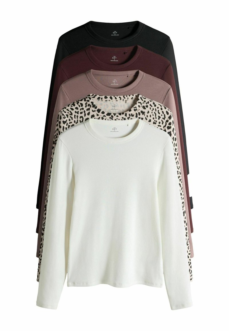 Pięć koszul z długim rękawem w różnych kolorach: czarnym, burgundowym, jasnoróżowym w lamparta oraz białym; faktura prążkowana, okrągłe dekolty.