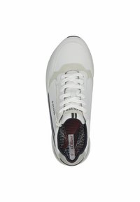 Sneaker bianca con texture in rete e suede, caratterizzata da un toe rotondo, design con lacci, accenti neri e un interno a motivi rossi e grigi.