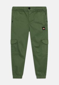 Groene cargobroek met een elastische tailleband, knoopsluiting, zijzakken en een patchlogo op de voorkant. Gemaakt van lichte stof.