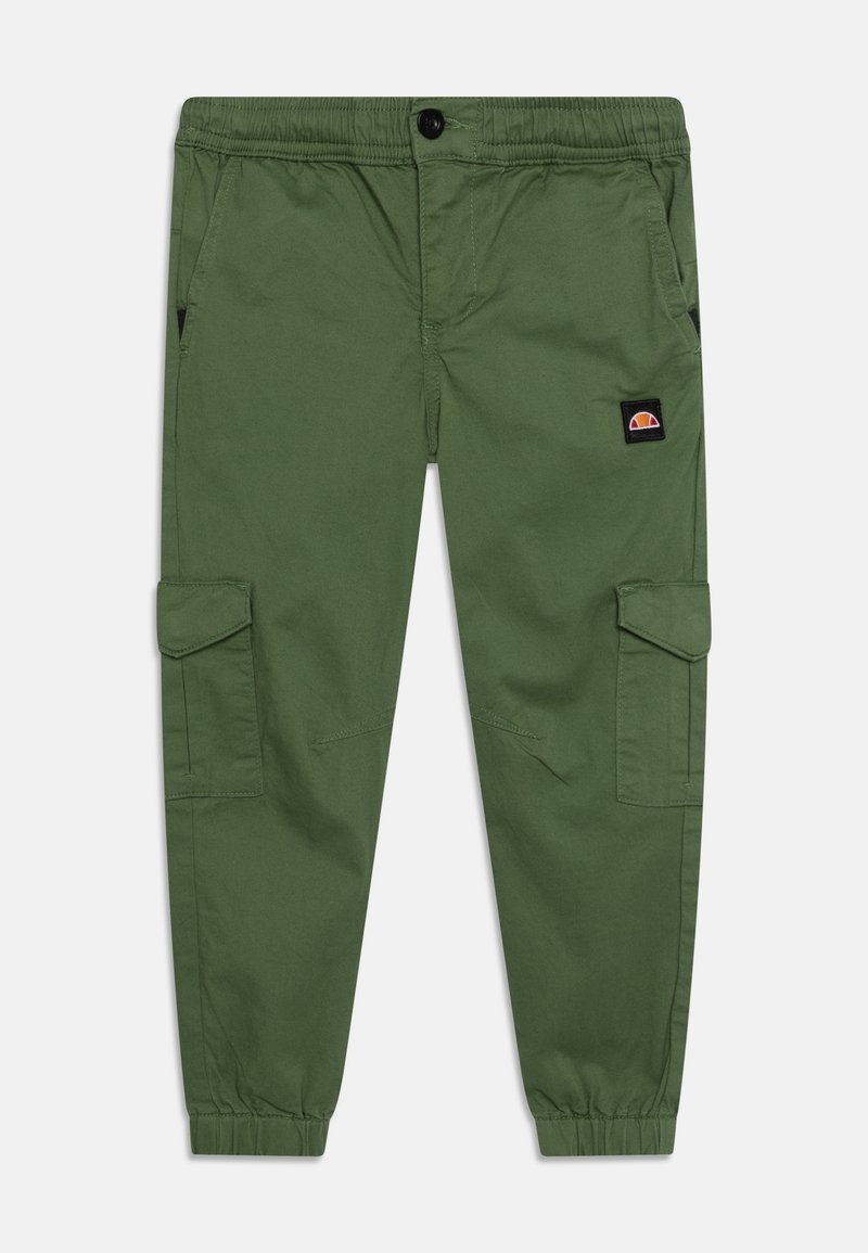 Groene cargobroek met een elastische tailleband, knoopsluiting, zijzakken en een patchlogo op de voorkant. Gemaakt van lichte stof.