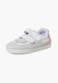 Sneaker per bambini grigio chiaro con tomaia in suede, dettagli in pelle bianca, doppio strap in velcro e dettaglio rosa sul tallone; suola in gomma testurizzata.