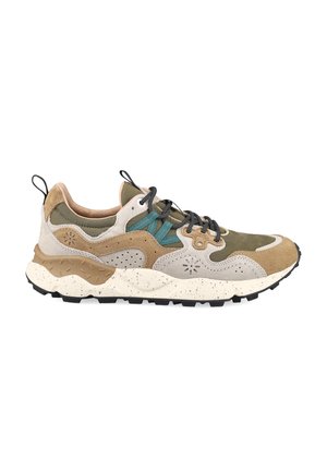 Niedriger Sneaker in Beige, Braun, Grün und Türkis mit schwarzen Schnürsenkeln und einer gesprenkelten weißen Sohle, die für den Außeneinsatz konzipiert ist.