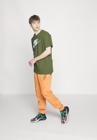 Nike Sportswear TEE ICON FUTURA  - T-shirt estampada - rough green/white