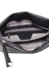 Petit sac à main en cuir noir avec compartiment principal ouvert montrant une poche intérieure zippée et une doublure en tissu avec texte imprimé.