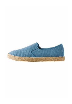 Blauer Slipper-Espadrille mit strukturiertem Stoffoberteil und geflochtener Jutsohle, seitlich auf weißem Hintergrund betrachtet.