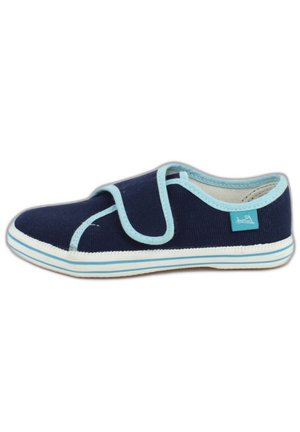 Marinefarbene Segelschuhe mit hellblauen Akzenten, ausgestattet mit einem Klettverschluss und einer weiß gestreiften Sohle. Einfaches Design und runde Form.