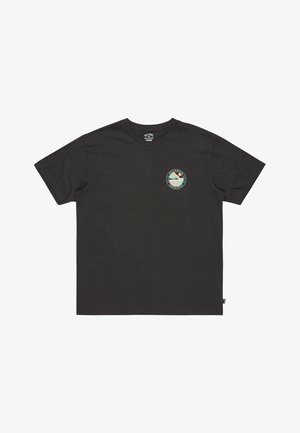 Schwarzes Baumwoll-T-Shirt mit Rundhalsausschnitt, kurzen Ärmeln und einem kreisförmigen Grafikdesign auf der linken Brust, das eine Landschaft darstellt.