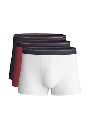 Confezione da tre boxer da uomo nei colori bianco, rosso e blu navy con fascia elastica nera in vita caratterizzata da una sottile striscia rossa.