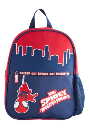 Rød og blå rygsæk lavet af stof, med Spider-Man grafik, silhuet af byens skyline, netlomme i siden og et bærehåndtag på toppen.