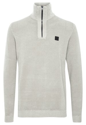 Pullover mit Reißverschluss am Kragen in hellgrauer Strickware mit horizontalen Streifen. Mit einem hohen Kragen, langen Ärmeln und einem kleinen schwarzen Logopatch auf der Brust.