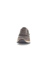 Baskets en suede grises avec lacets, fermeture éclair latérale, col rembourré et semelle en caoutchouc noire. Présente une texture lisse et un design moderne.