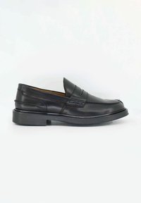 Mocassino penny in pelle nera con dettagli cuciti e tacco basso a blocco, mostrato di profilo su sfondo bianco.