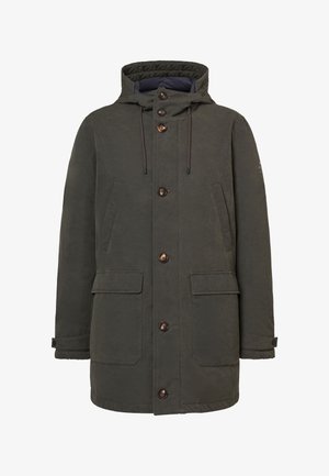 Parka verde oliva con capucha, botones marrones, dos bolsillos delanteros y cordones ajustables. Textura de tela lisa.