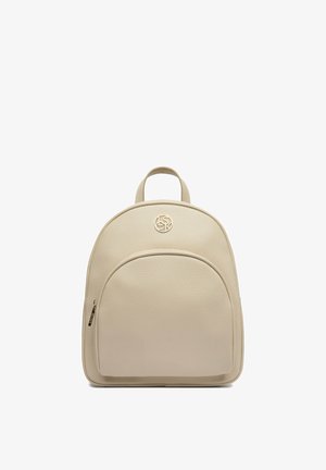 Beżowy, mały skórzany plecak z przednią kieszenią na zamek, zaokrąglonym górnym uchwytem oraz okrągłym emblematem z logo na środku przedniej części.