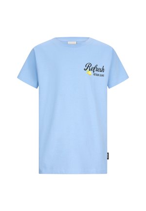 Jasnoniebieska koszulka z krótkim rękawem z napisem „Refresh”, małą grafiką cytryny oraz logo „Retour Jeans” na lewej górnej części klatki piersiowej.
