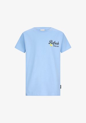 Lichtblauw T-shirt met korte mouwen, met de tekst "Refresh", een klein citroontje en het "Retour Jeans"-logo op de linkerborst.
