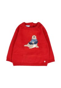 Maglione rosso lavorato a maglia con un design di animale beige che indossa una sciarpa blu, con polsini e orlo a coste. Texture morbida, scollatura rotonda casual.