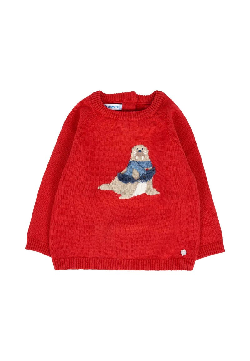 Maglione rosso lavorato a maglia con un design di animale beige che indossa una sciarpa blu, con polsini e orlo a coste. Texture morbida, scollatura rotonda casual.