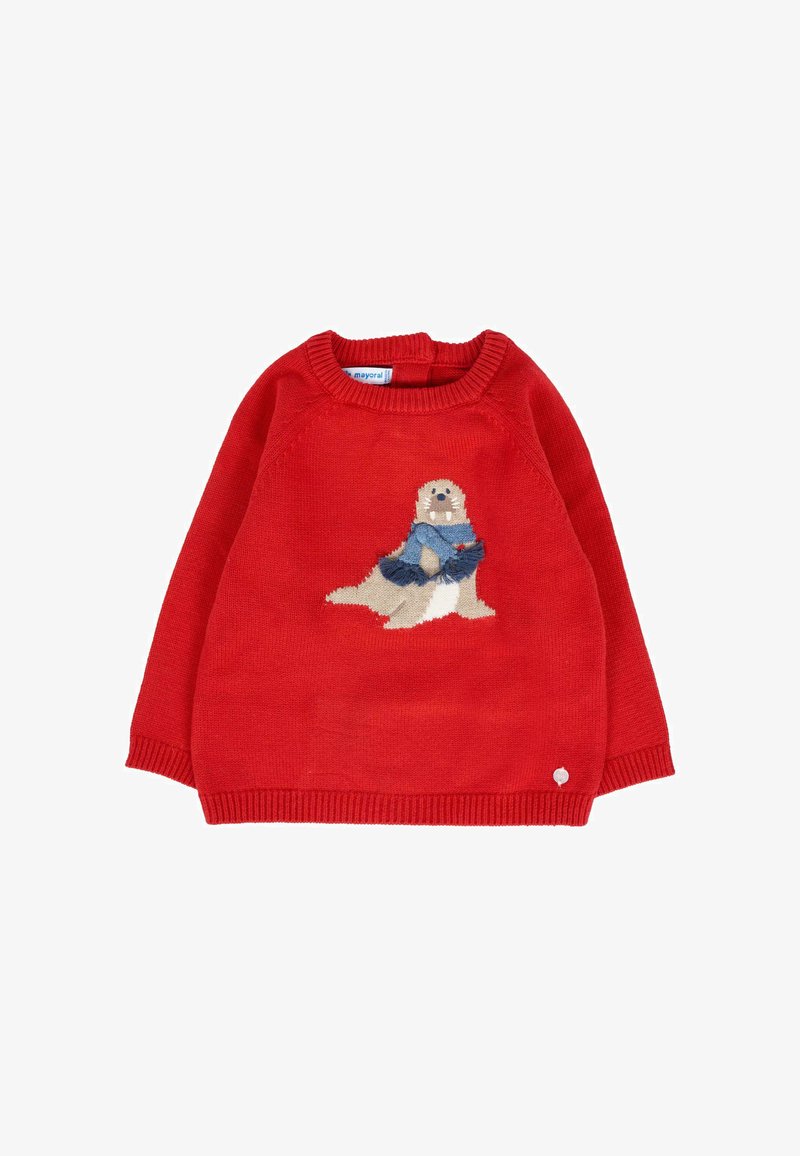 Maglione rosso lavorato a maglia con un design di animale beige che indossa una sciarpa blu, con polsini e orlo a coste. Texture morbida, scollatura rotonda casual.