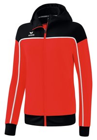 Chaqueta deportiva roja con detalles en negro, cierre de cremallera, capucha, rayas blancas y puños acanalados. Material suave con un diseño estructurado.
