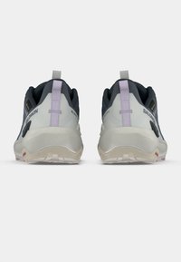 Οπίσθια όψη αθλητικών παπουτσιών με γκρι και σκούρο μπλε επάνω μέρος, με μοβ λεπτομέρειες. Διαθέτουν υφή σε επιφάνειες και μαλακό πέλμα.