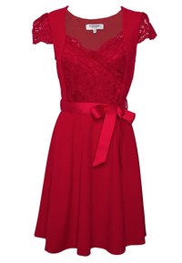 Robe rouge avec un corsage en dentelle, des manches courtes à volants et une ceinture nouée à la taille. Fabriquée en tissu lisse avec une jupe évasée.