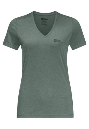 V-Ausschnitt T-Shirt mit kurzen Ärmeln in gedämpftem Grün, aus einem weichen Stoff mit subtiler Textur, auf der Vorderseite mit einem kleinen Markenlogo.