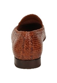 Bruine loafers van slangenleer textuur met een afgeronde achterkant, platte hak en een gladde binnenafwerking. Het ontwerp heeft een naadloze bovenconstructie.