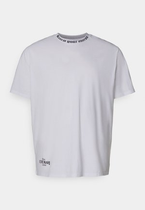 T-shirt bianco in cotone con collo rotondo, caratterizzato da cuciture grigie e la frase "Rinnova la tua energia" stampata sul colletto, con un piccolo logo sull'orlo.